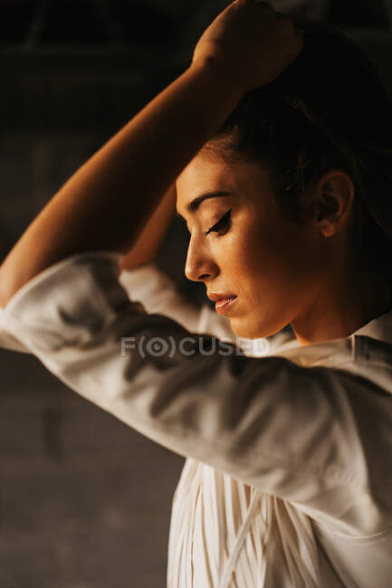 Sensibles junges weibliches Modell in verlassenem Gebäude — Stockfoto