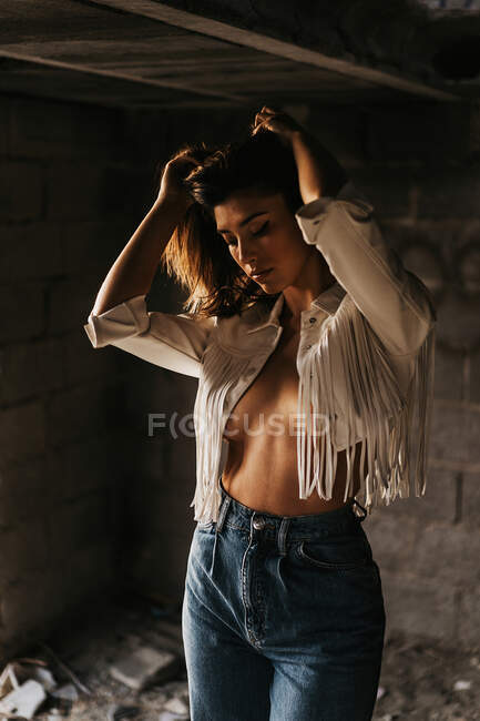 Sensible jeune modèle féminin à l'intérieur du bâtiment abandonné — Photo de stock