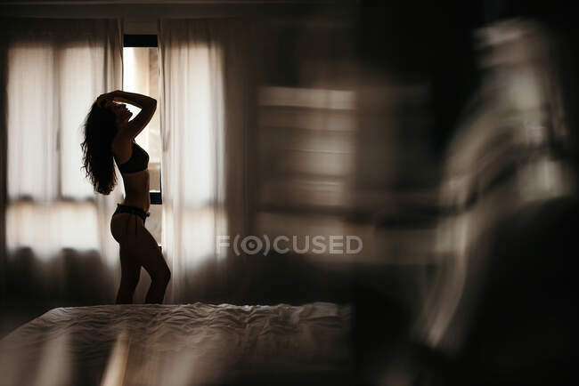 Giovane donna seducente in lingerie a casa — Foto stock