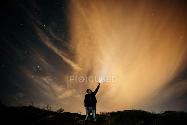 Homme debout sous la nuit étoilée — Photo de stock