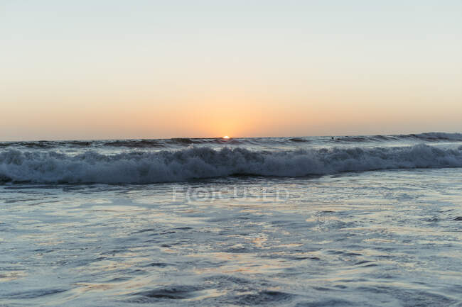 Cenário pitoresco de pôr-do-sol colorido e ondas no mar na noite de verão — Fotografia de Stock