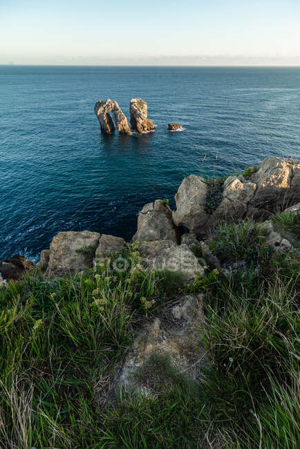 Cenário pitoresco de rochas em mar tranquilo e horizonte na Costa Brava — Fotografia de Stock