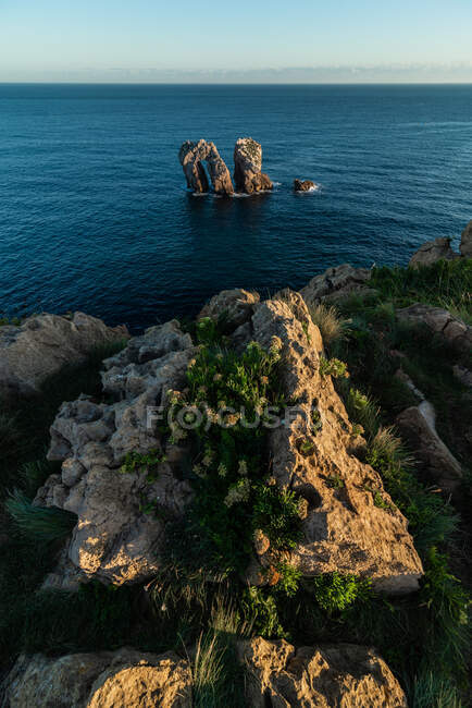 Pintoresco paisaje de rocas en el tranquilo mar y el horizonte en la Costa Brava - foto de stock