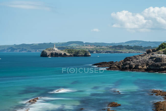 Сценічний пейзаж білого маяка на скелястому узбережжі Коста - Брави в сонячний день. — стокове фото
