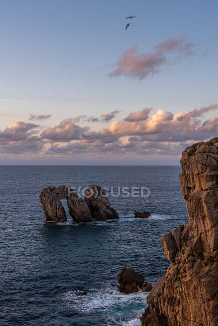 Cenário pitoresco de rochas em mar tranquilo e horizonte em crepúsculo na Costa Brava — Fotografia de Stock