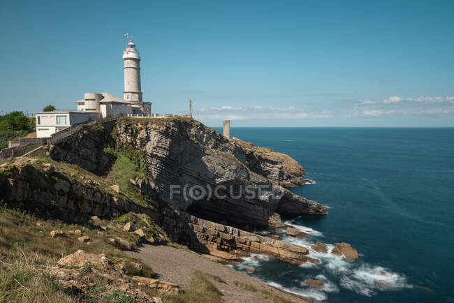 Paysage pittoresque de phare blanc sur la falaise bord de mer de la Costa Brava par temps ensoleillé — Photo de stock