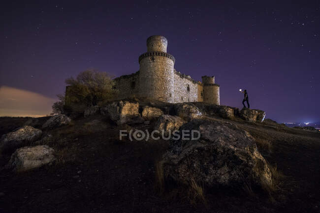 De baixo do viajante anônimo que sightseeing castelo arruinado medieval na noite starry em Toledo — Fotografia de Stock