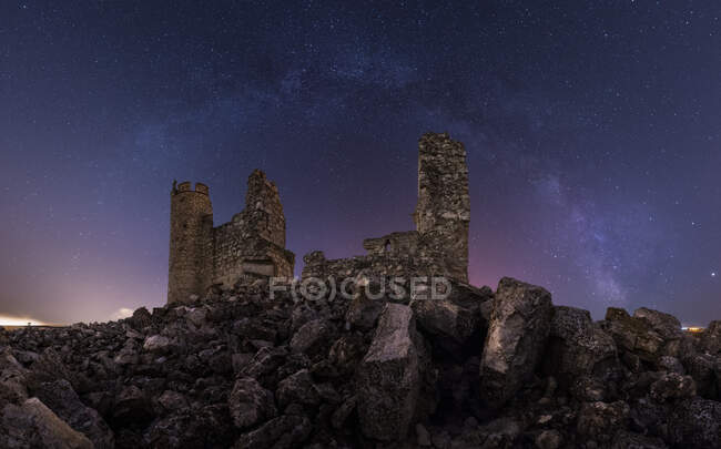 Чудесні краєвиди зруйнованого стародавнього палацу під Чумацьким Шляхом у зоряному небі вночі. — стокове фото