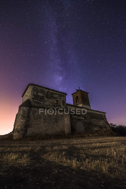 De baixo paisagem pitoresca de restos abandonados de castelo antigo sob Via Láctea — Fotografia de Stock