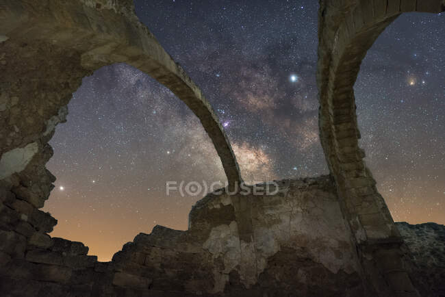 Von unten die Überreste uralter Burgbögen mit Milchstraße in sternenklarer Nacht oben — Stockfoto