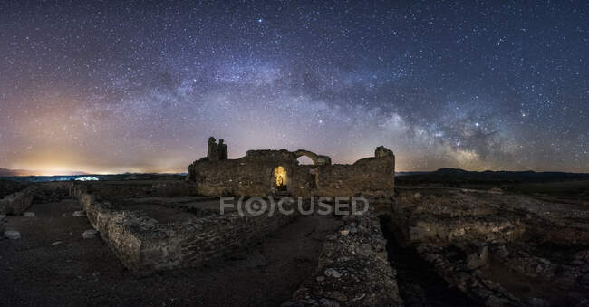 Maravilloso paisaje de palacio antiguo destruido bajo la Vía Láctea en el cielo estrellado por la noche - foto de stock