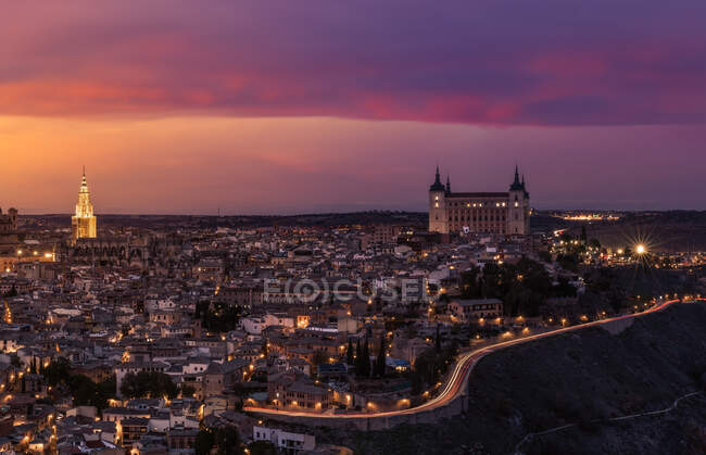 З - над дивовижного краєвиду освітленого старого міста в яскравому сутінках Толедо. — стокове фото