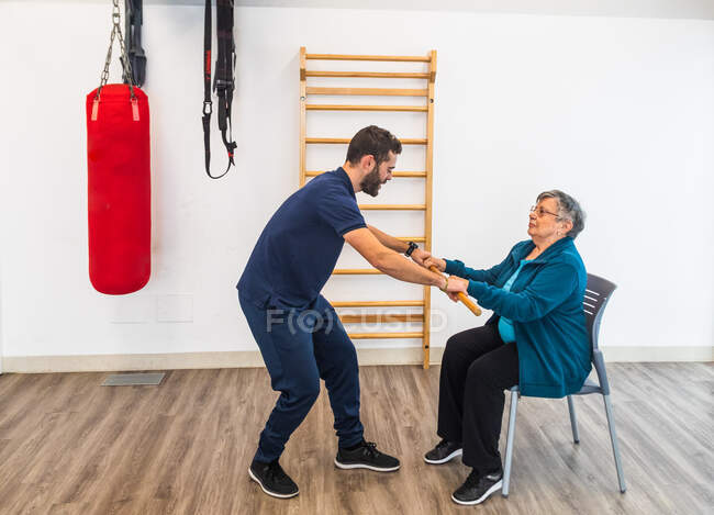 Physiotherapie mit persönlichem Trainer im Fitnessstudio — Stockfoto