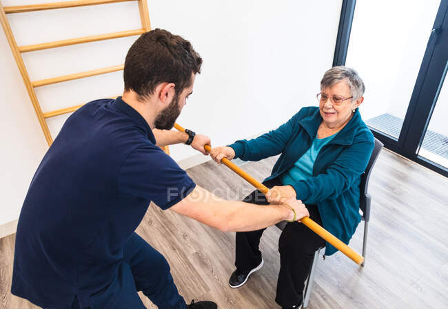 Physiotherapy with personal instructor in gym — Stock Photo
