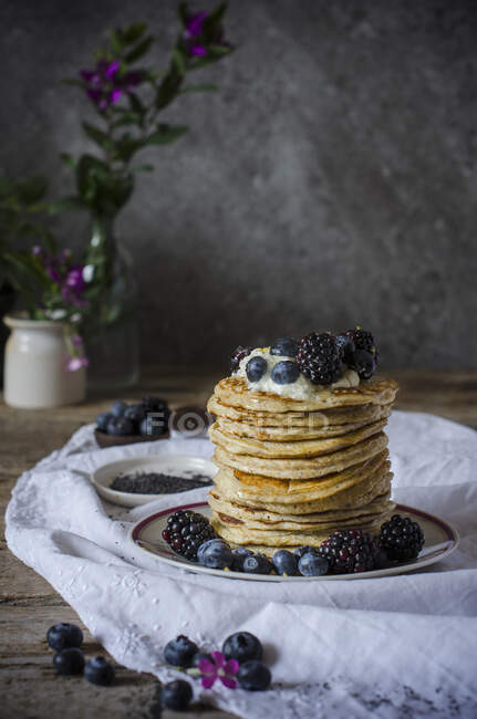 Tasty pancakes with blackberries and blueberries — Stock Photo