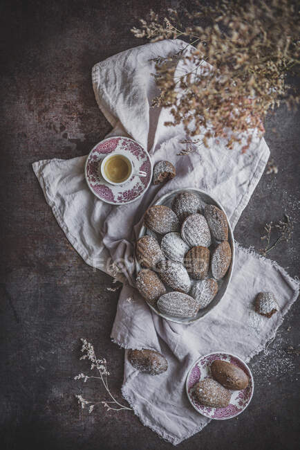 Von oben Blick auf appetitliche süße Kekse serviert mit Pulver auf dem Tisch mit einer Tasse Tee — Stockfoto