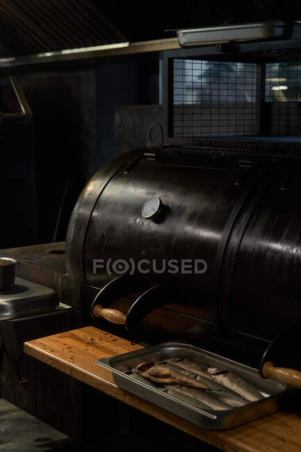 De cima de fumar partes de carne no rack de grelha em churrasco — Fotografia de Stock