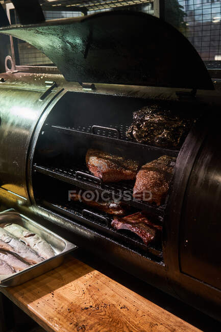 Сверху курят ломтики мяса на решетке для гриля в барбекю — стоковое фото