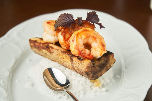 De dessus délicieuses crevettes grillées et riz blanc servi sur une assiette sur la table — Photo de stock