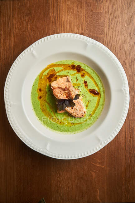 From above delicious pieces of tuna with seasoning and sauce on plate — Stock Photo
