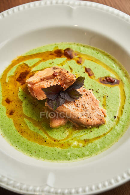 De cima deliciosos pedaços de atum com tempero e molho no prato — Fotografia de Stock