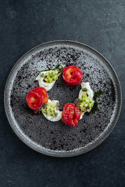 Вид на вкусный копченый лосось с авокадо на тарелке в ресторане — стоковое фото