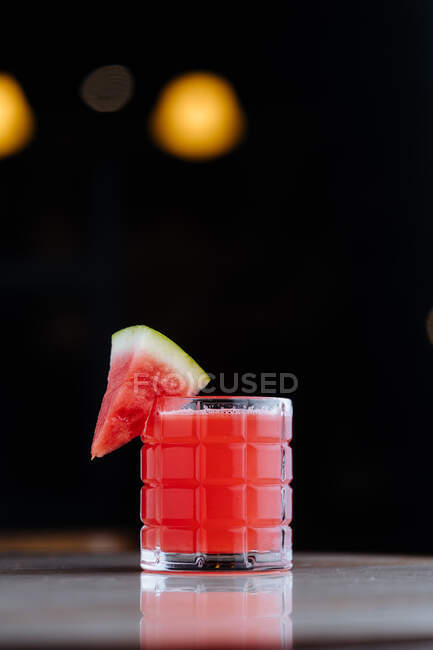 Frullato di anguria fresco e sano in tazza di vetro decorato con frutta sulla superficie riflessa — Foto stock