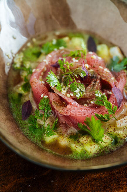 Frischer, schmackhafter Lachssalat in Soße mit Gemüse auf einer Schüssel auf dem Tisch — Stockfoto
