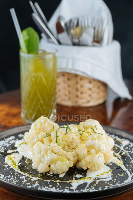 Cauliflower in sauce at table with sandwiches and fresh lemonade in restaurant — Stock Photo