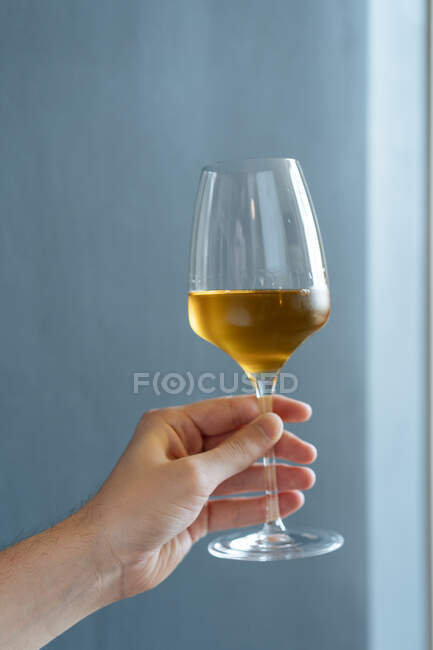 Crop person godendo e tenendo bicchiere di bevanda fresca alla luce del sole — Foto stock