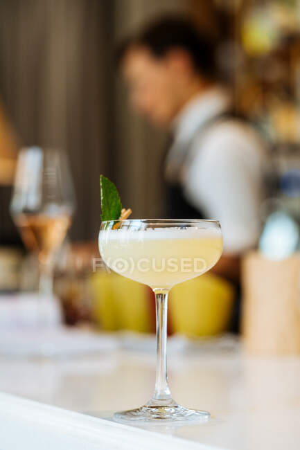 Свіжий апетитний коктейль у склянці святково прикрашений прищіпкою — стокове фото