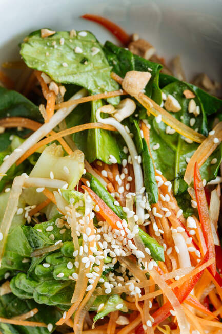 D'en haut salade savoureuse saine avec du soja germé et des graines dans un bol — Photo de stock