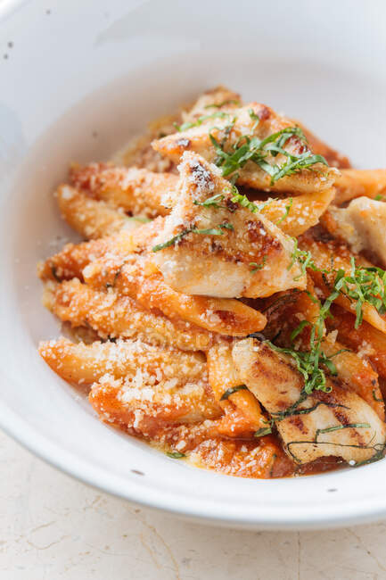 Von oben köstliche Pasta serviert mit Käsestücken aus gebratenem Fleisch und Kräutern im Restaurant — Stockfoto