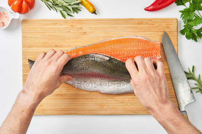 Proceso de matanza de pescado fresco - foto de stock