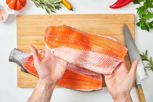 Proceso de matanza de pescado fresco - foto de stock