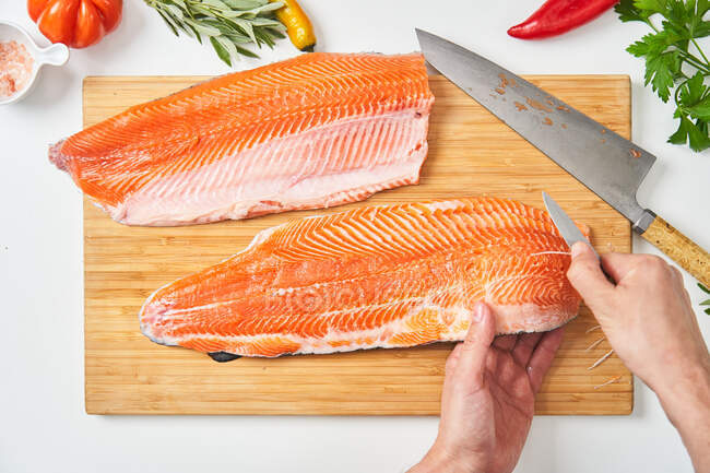 Processo di macellazione di pesce fresco — Foto stock