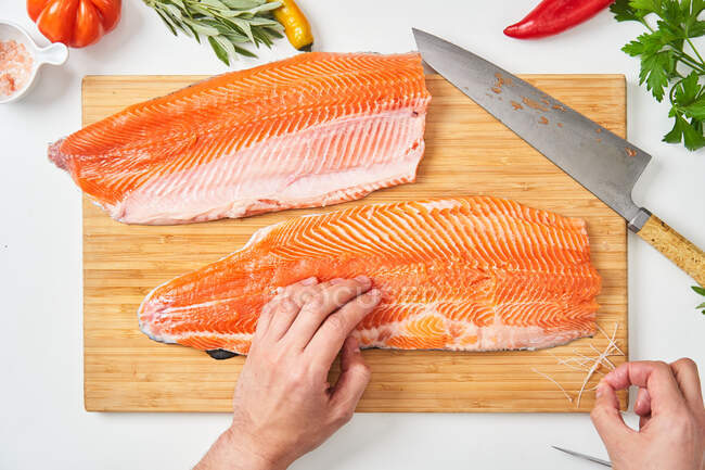 Processus de boucherie du poisson frais — Photo de stock