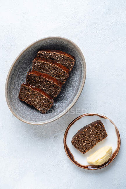 Шматочки житнього хліба та масла — стокове фото