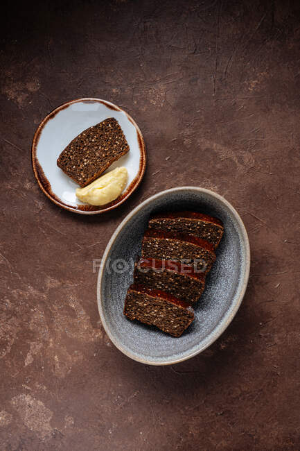 Pedaços de pão de centeio e manteiga — Fotografia de Stock