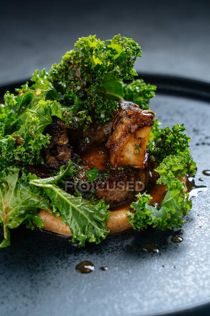Insalata con foglie di lattuga e carne — Foto stock