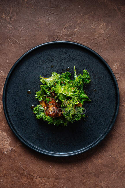 Салат с листьями салата и мясом — стоковое фото