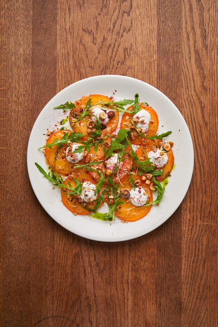 Stilvoll servierter Salat mit Tomaten und Kräutern — Stockfoto