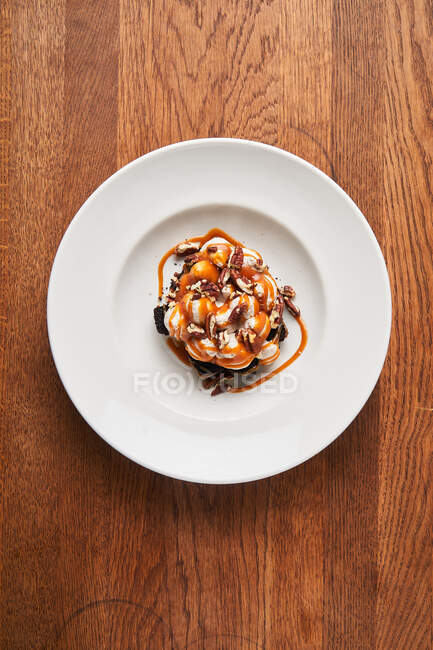 Stylish desserts with brownie and caramel — Stock Photo