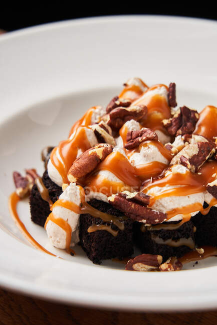 Desserts élégants avec brownie et caramel — Photo de stock