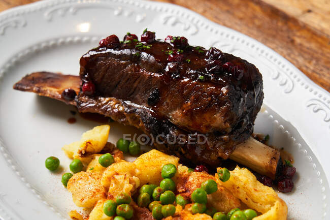 Carne deliciosa com molho de baga e batatas — Fotografia de Stock