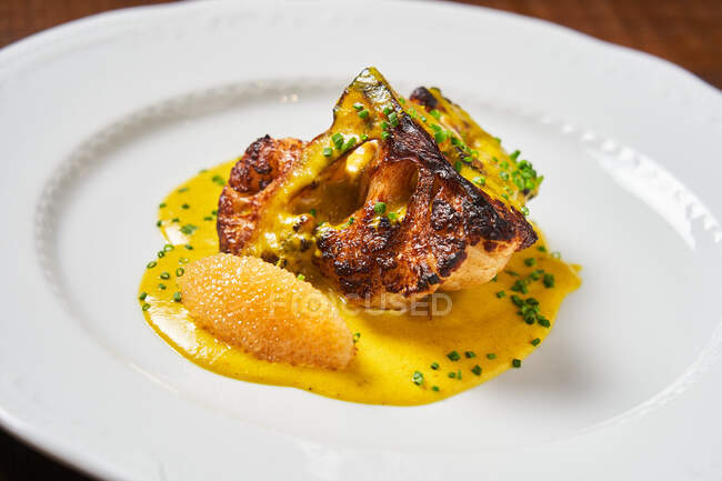 Stilvoll servierte Gerichte der gehobenen Küche mit Fleisch — Stockfoto