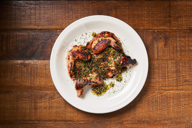 Свежая курица на гриле в ресторане — стоковое фото