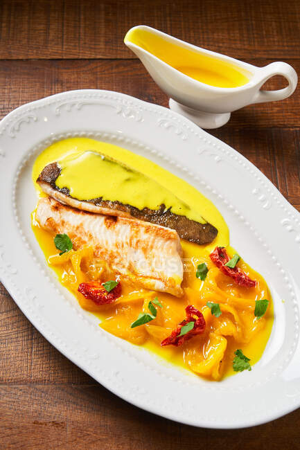 Plato de alta cocina con pescado rojo y verduras - foto de stock