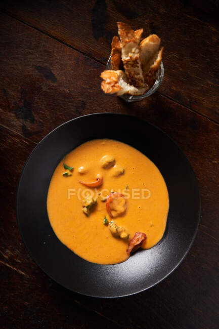 Stylish high cuisine dish with salmon in black bowl — Stock Photo