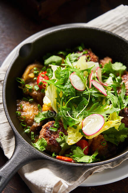 Roasted meatballs and salad in pan — Stock Photo